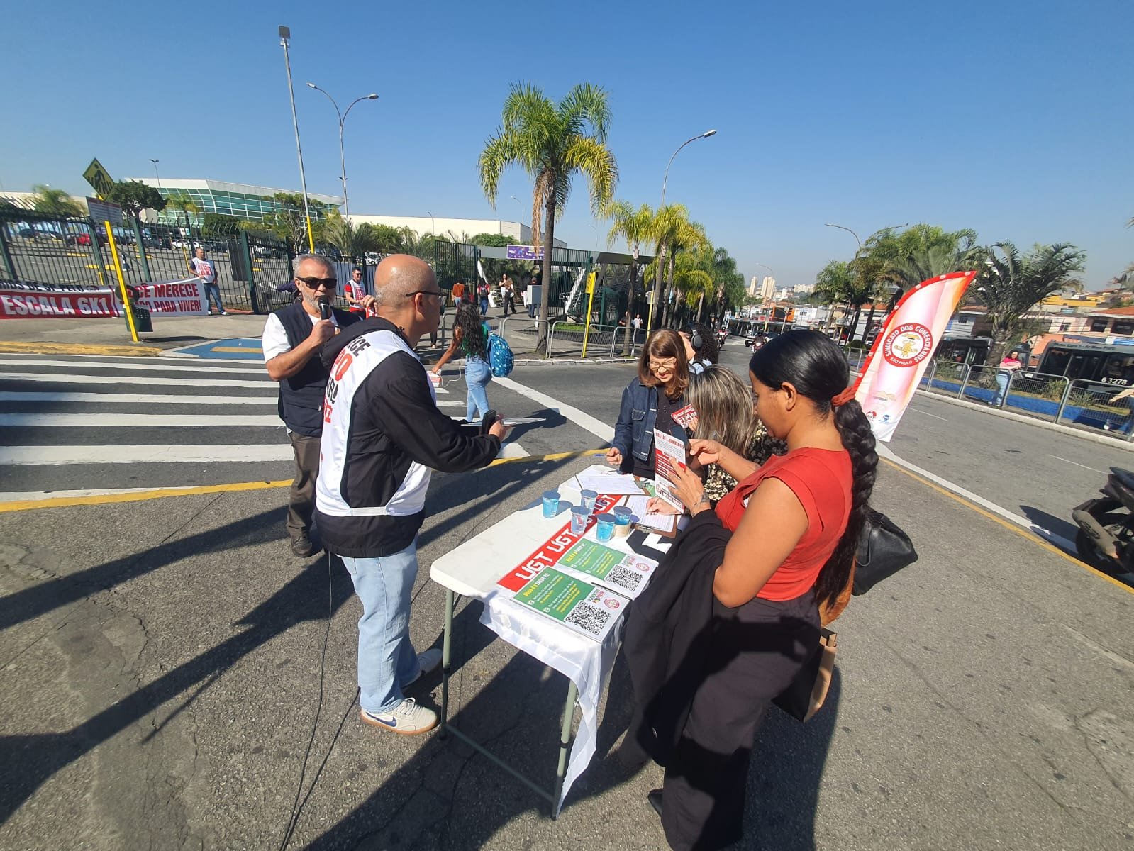 Plebiscito Popular: comerciários de SP coletam votos em defesa da redução de jornada e fim da escala 6x1 Plebiscito Popular: comerciários de SP coletam votos em defesa da redução de jornada e fim da escala 6x1