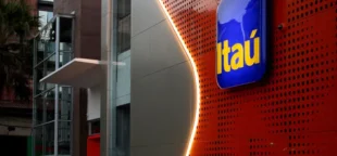 Com lucro recorde, Itaú vigia e demite mil bancários