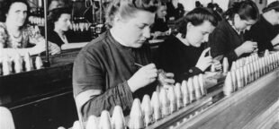 Fascismo e trabalho: Trabalhadores estrangeiros da Prisão de Stadelheim (palco de muitas execuções durante o período nazista) trabalham em uma fábrica de propriedade da empresa de câmeras AGFA. Foto: US Memorial Holocaust Museum