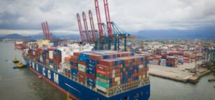 Movimento sindical brasileiro se mobiliza contra o tarifaço. Reunião será na Suíça com a diretora-geral da OMC. Foto: Porto de Santos - Autoridade portuária