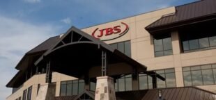 Terceirizada da JBS foi autuada e Ministro do Trabalho assumiu o caso a pedido da empresa.