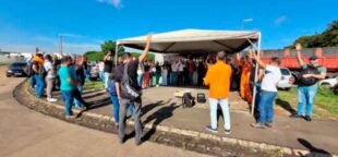 Trabalhadores da Emthos rejeitam reajuste e aprovam greve