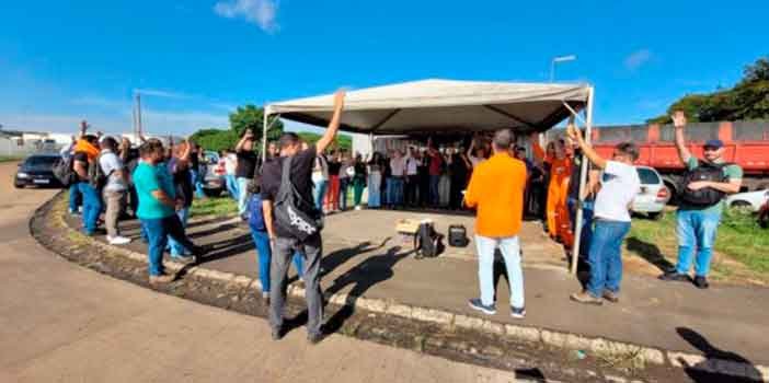 Trabalhadores da Emthos rejeitam reajuste e aprovam greve