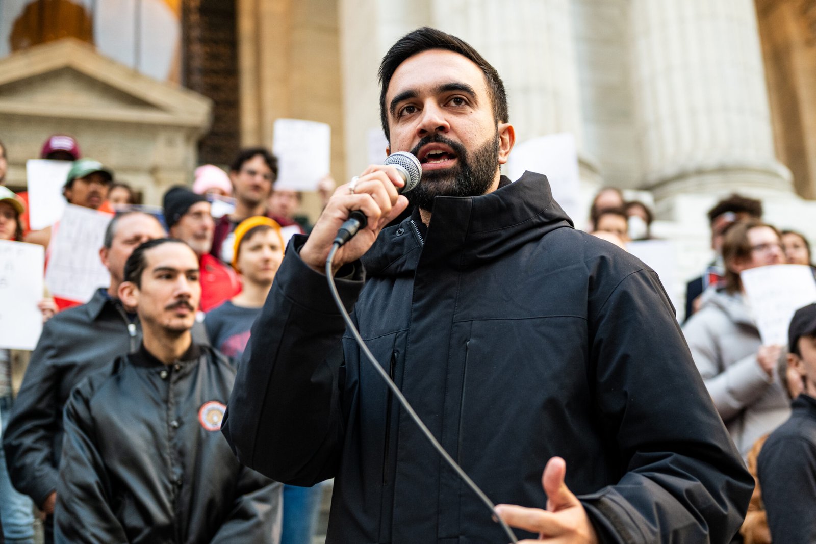 Zohran Mamdani venceu as primárias democratas para a prefeitura de Nova York, mas ainda carece de apoio de democratas proeminentes. Foto: Zohran Mamdani no comício Resist Fascism no Bryant Park em 27 de outubro de 2024. Wikipedia.