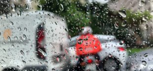 Entregadores de app e enfrentam longas jornadas e isso afeta a saúde mental e física.