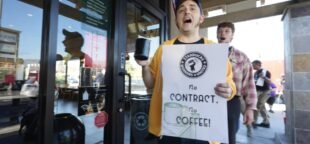 A Starbucks continua a desafiar os direitos dos trabalhadores enquanto as negociações se arrastam em suas lojas. Foto People´s World