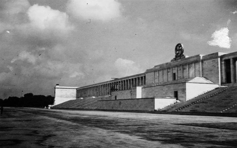 Arquitetura nazista: A tribuna do Zeppelinfeld em Nuremberga, onde era realizado o congresso anual do NSDAP.