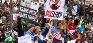 Estadunidenses protestam contra Trump e pela democracia nos EUA. Foto reprodução