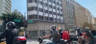 O trabalho de entregador contribui para o recorde de empregos. Mas é um trabalho precário e sem perspectiva.