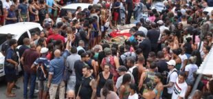 Negro drama: Corpos de mortos após a operação de 29/10 são expostos no Rio de Janeiro para o reconhecimento das famílias. Foto: Agência Brasil
