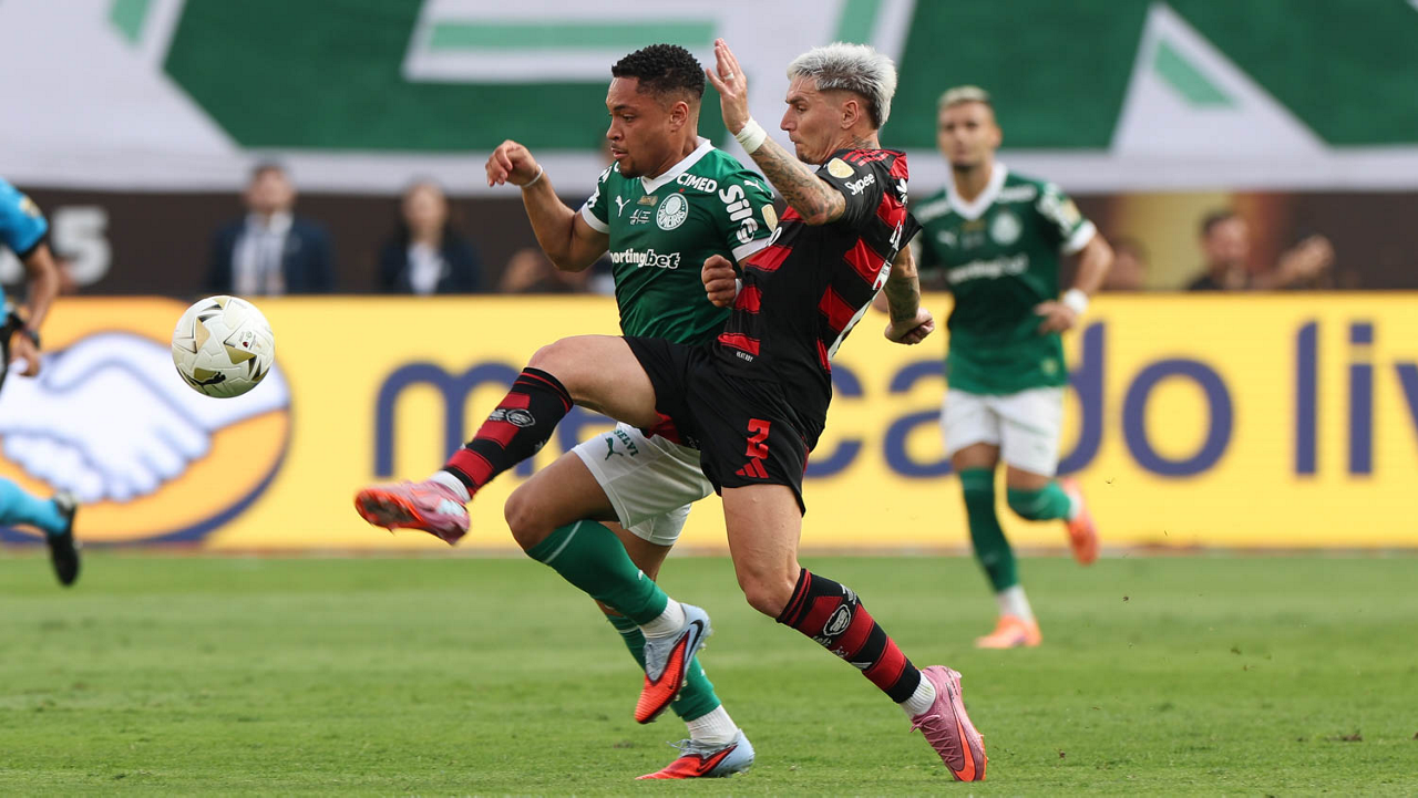 Vitor Roque, da SE Palmeiras, disputa bola com o jogador do CR Flamengo, durante partida final, da Copa Libertadores, no Estádio Monumental de LIma/Foto: Cesar Greco