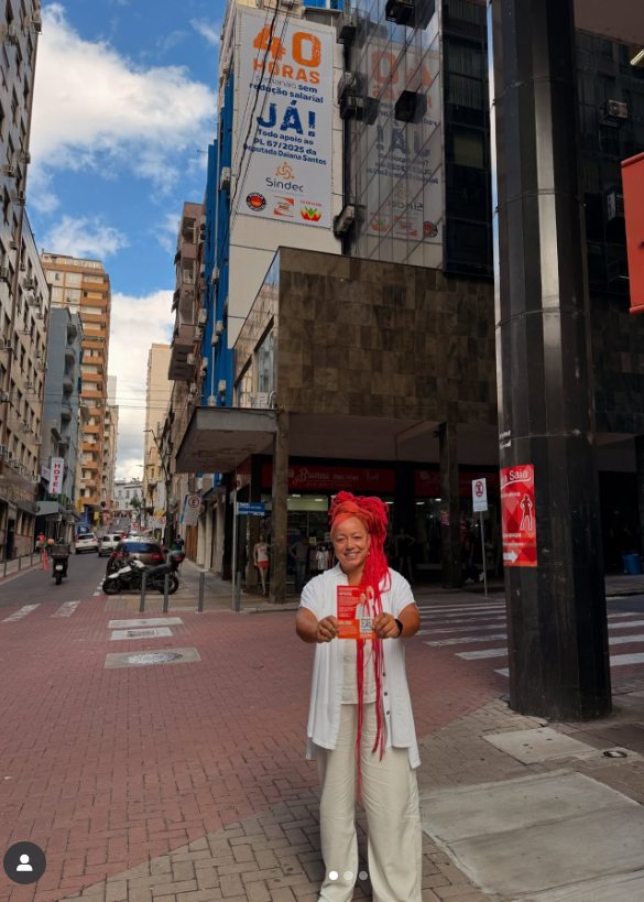 Daiana Santos em frente ao Sindec