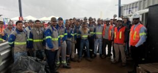 Desocupação atinge menor nível. Setor da Construção é um dos responsáveis pelo índice. Na foto trabalhadores da Construção Pesada da Bahia. Facebook Sintepav-BA