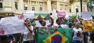 Política de segurança não pode perpetuar a violência. Na foto: protesto no Rio contra mortes na operação Contenção. Agência Brasil.