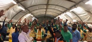 Trabalhadores da Construção Pesada, representados pelo Sintepav-Bahia, na antiga OAS, atual Grupo Metha S.A.. Foto de 2019, das redes sociais do Sintepav-Bahia.