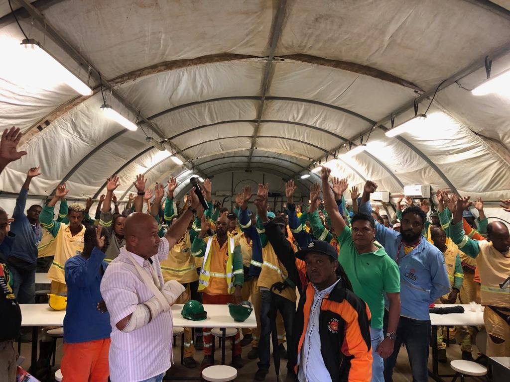 Trabalhadores da Construção Pesada, representados pelo Sintepav-Bahia, na antiga OAS, atual Grupo Metha S.A.. Foto de 2019, das redes sociais do Sintepav-Bahia. Trabalhadores da Construção Pesada, representados pelo Sintepav-Bahia, na antiga OAS, atual Grupo Metha S.A.. Foto de 2019, das redes sociais do Sintepav-Bahia.
