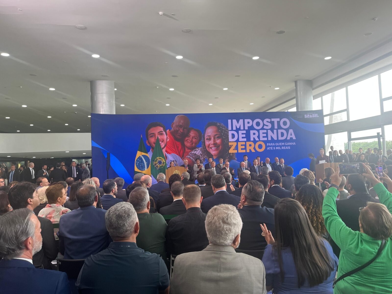 A nova lei sancionada por Lula representa um avanço histórico na isenção do Imposto de Renda, beneficiando diversas faixas de renda. A nova lei sancionada por Lula representa um avanço histórico na isenção do Imposto de Renda, beneficiando diversas faixas de renda.