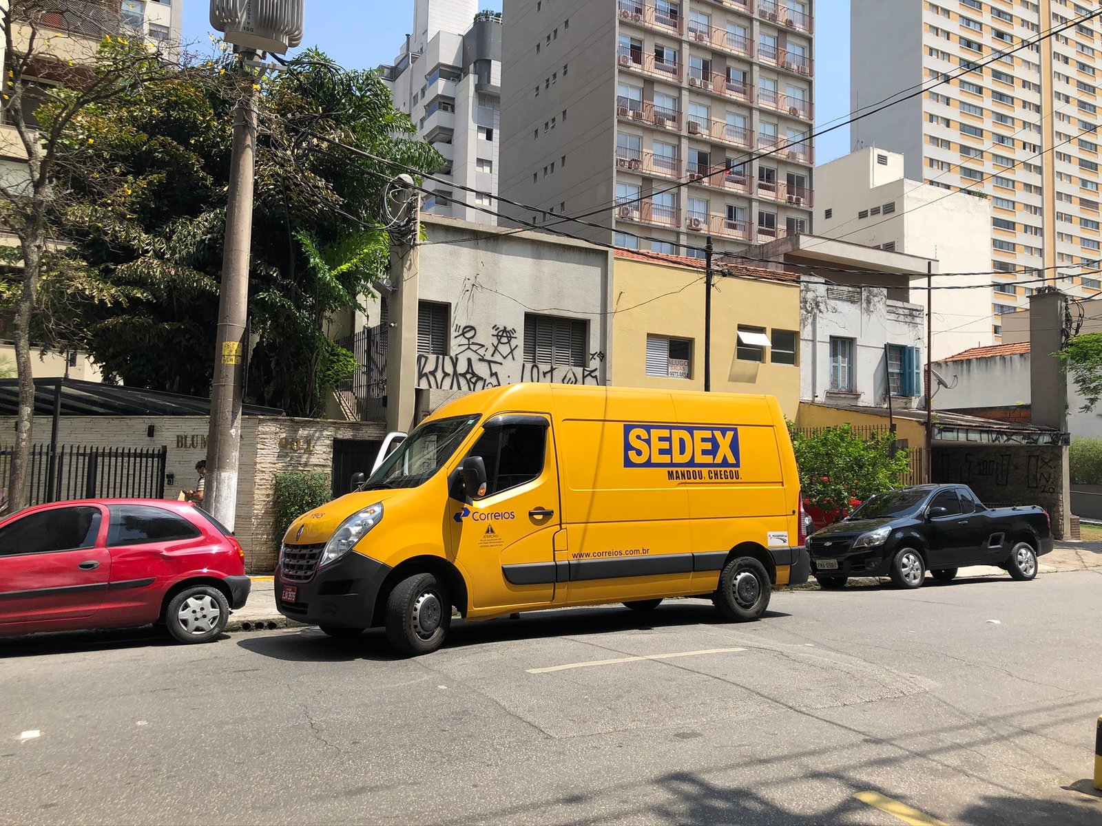 Os Correios enfrentam ataques e um cerco político e midiático. Os Correios enfrentam ataques e um cerco político e midiático.
