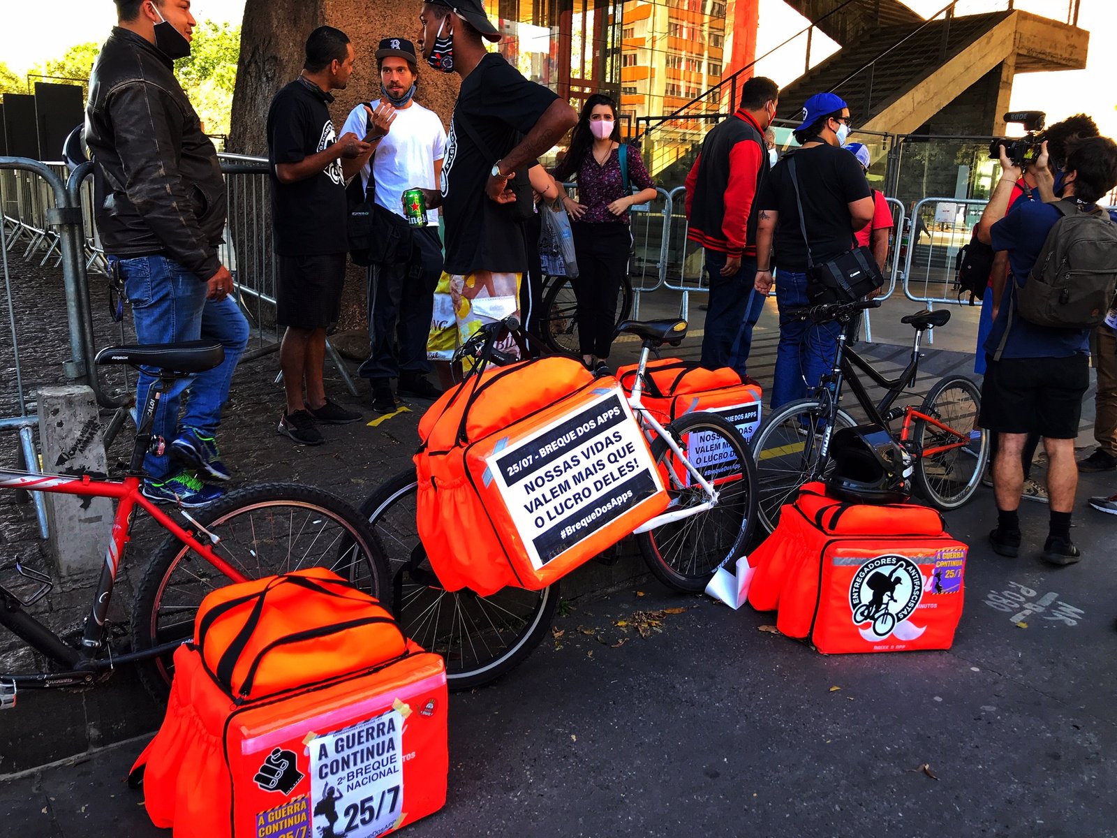 Trabalho de entregadores de aplicativos é um exemplo atual da juventude precarizada. O Breque dos Apps foi uma reação desta juventude.