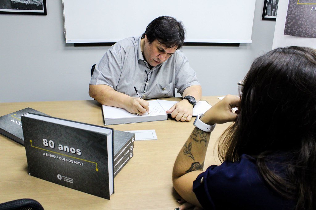 O presidente do Sindicato Eduardo Annunciato (Chicão) autografa o livro sobre os 80 anos do Sindicato