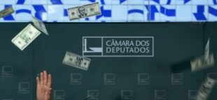 Eduardo Cunha recebe uma "chuva de dólares" em protesto. Entenda a democracia brasileira e o presidencialismo de coalizão. Descubra as mudanças políticas desde 2015 até os dias atuais. Foto: Agência Brasil