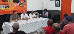 O Sintepav-BA promove um encontro para ajudar trabalhadores desempregados com diálogo e solidariedade. Na mesa: o presidente Iracilson Gazo, o vice-presidente Emerson Gomes e o diretor do Sintepav-BA e senador suplente Bebeto Galvão