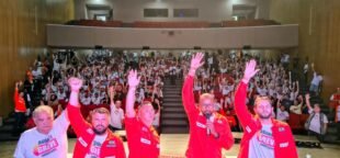 Greve dos petroleiros chega ao fim após aprovação de acordos em assembleia.