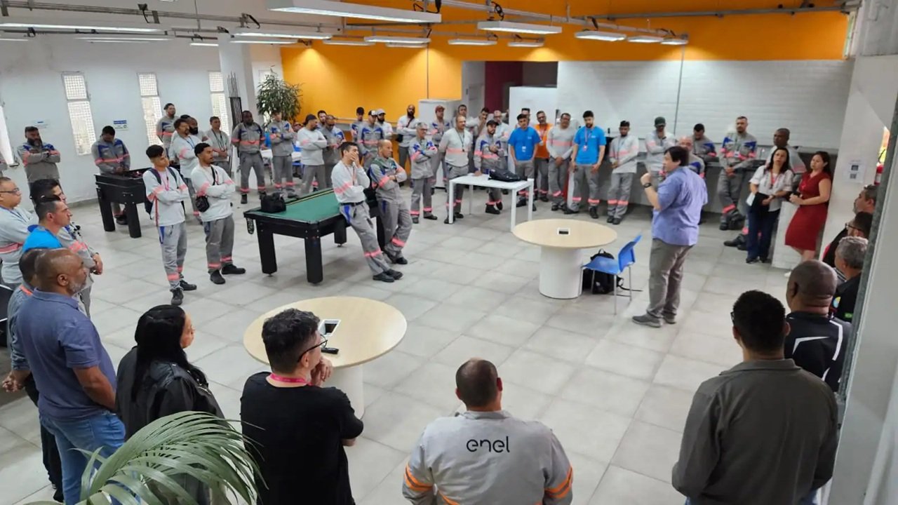 Pesquisa Vox Populi confirma a força da representação sindical: Eduardo Annunciato (Chicão) em assembleia com eletricitários Pesquisa Vox Populi confirma a força da representação sindical: Eduardo Annunciato (Chicão) em assembleia com eletricitários