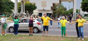 Entenda como a economia da atenção molda o cenário político atual e as estratégias adotadas por figuras públicas como Jair Bolsonaro. Foto: pessoas em frente a sede da Polícia Federal após a prisão do ex-presidente Jair Bolsonaro. Crédito: Valter Campanato/Agência Brasil