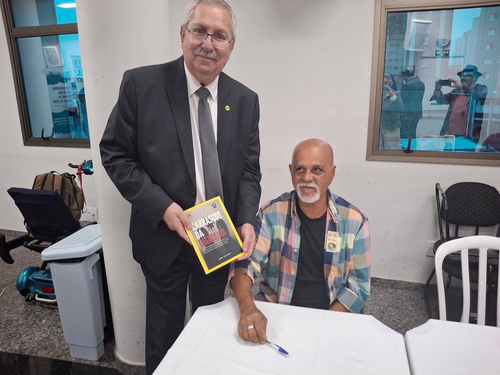Antonio Neto com Jorge Oliveira, autor do livro Carrascos da Ditadura