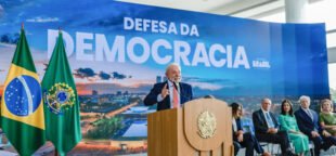 A Democracia é essencial para a classe trabalhadora. Descubra como defender esse regime fundamental e seus direitos. Foto: Ricardo Stuckert/PR