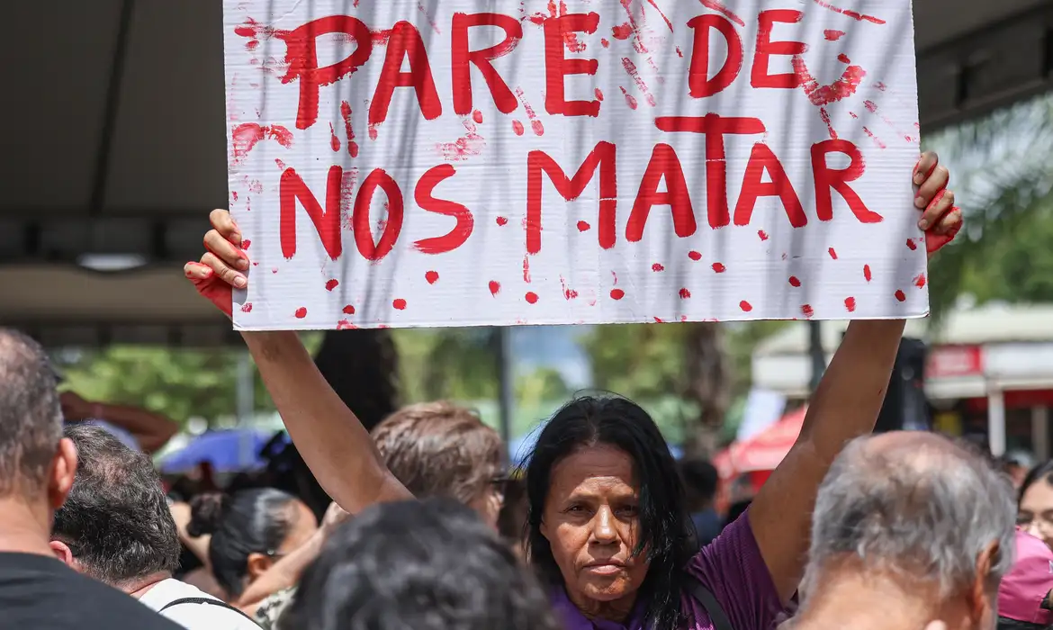 Basta de feminicídio: um chamado à ação. Saiba mais sobre a lei de 2024 e o que ela significa para as mulheres no Brasil.