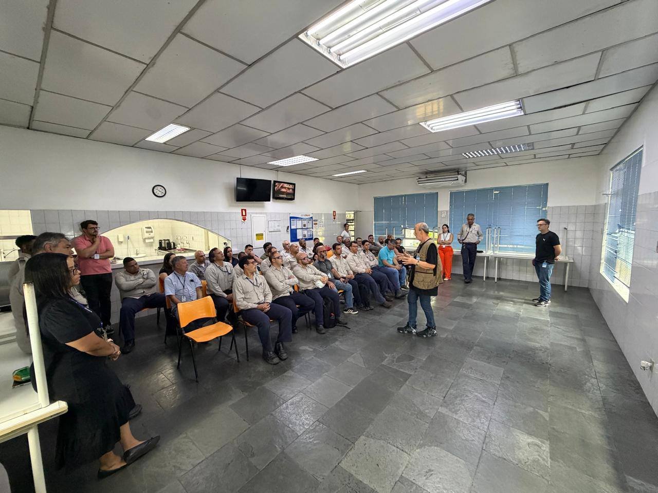 Herbert Passos Filho, presidente do Sindicato dos Químicos da Baixada Santista (Sindquim), em assembleia com trabalhadores da Unigel Estireno