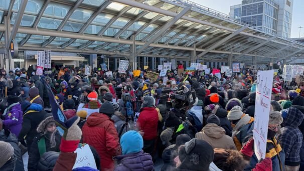 Sindicatos e grupos comunitários ocupam a rua no piso de embarque do terminal da Delta Airlines. | Cameron Harrison / People's World Sindicatos e grupos comunitários ocupam a rua no piso de embarque do terminal da Delta Airlines. | Cameron Harrison / People's World