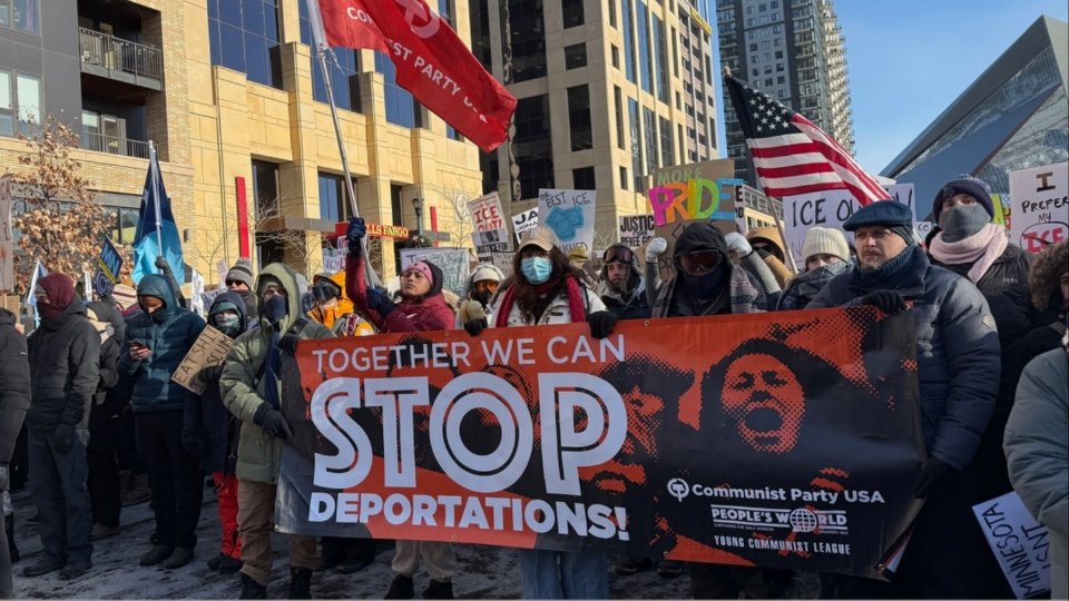 Um contingente do Partido Comunista dos EUA marcha com dezenas de milhares de outros manifestantes pelo centro de Minneapolis, na sexta-feira, 23 de janeiro de 2026. | Cameron Harrison / People's World Um contingente do Partido Comunista dos EUA marcha com dezenas de milhares de outros manifestantes pelo centro de Minneapolis, na sexta-feira, 23 de janeiro de 2026. | Cameron Harrison / People's World