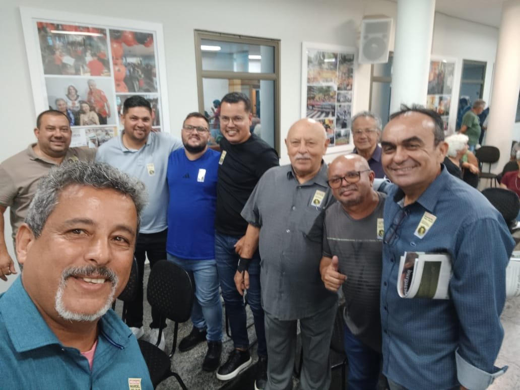 Metalúrgicos de Guarulhos, inclusive o presidente, Josinaldo Cabeça, com Frei Chico, no ato em homenagem a Manoel Fiel Filho