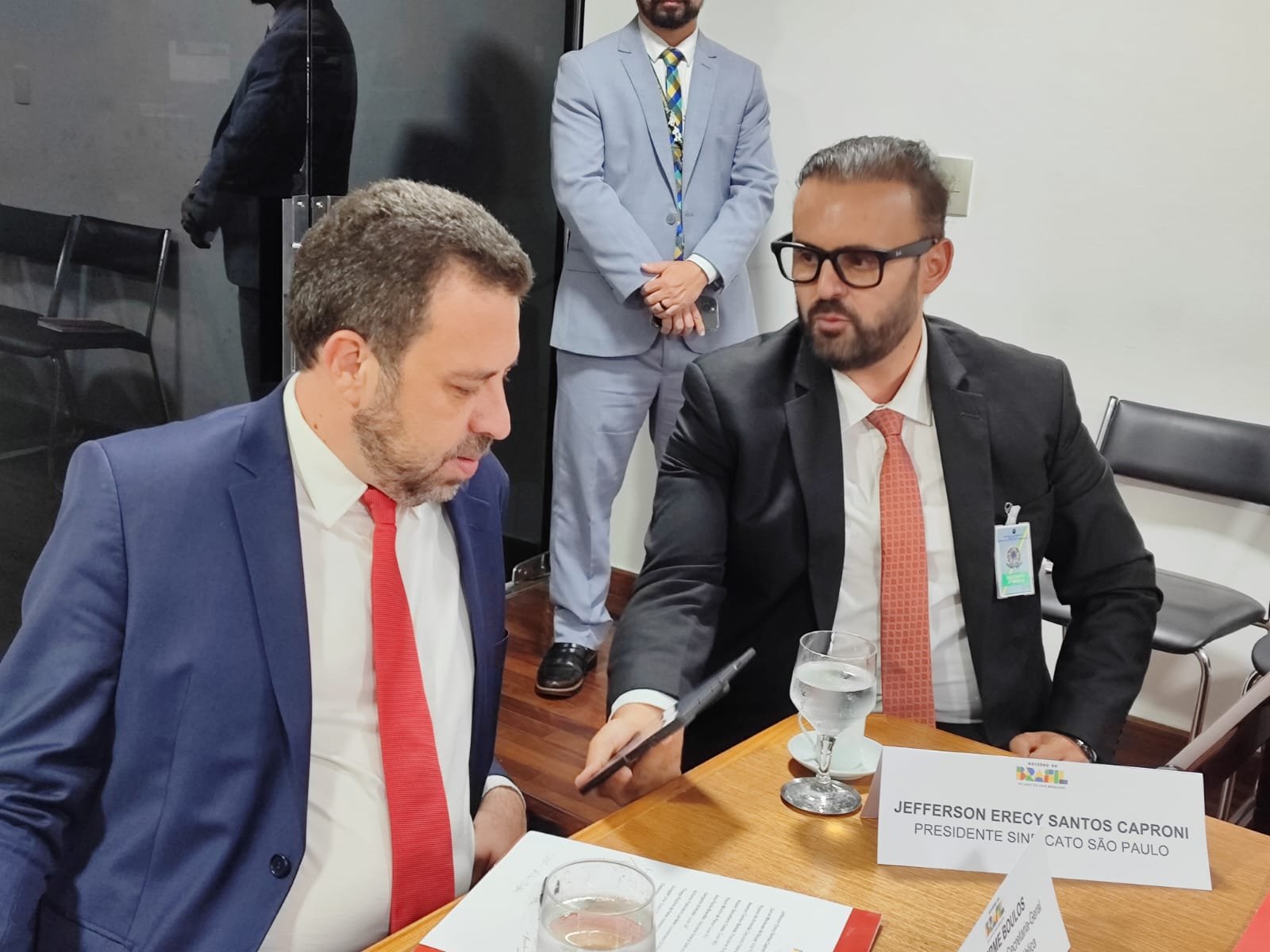 Jefferson Caproni, presidente do SinSaúdeSP, com Guilherme Boulos: luta pela valorização salarial da enfermagem no Brasil e a importância da PEC 19.