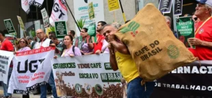 Agricultores protestam em SP contra trabalho escravo no café