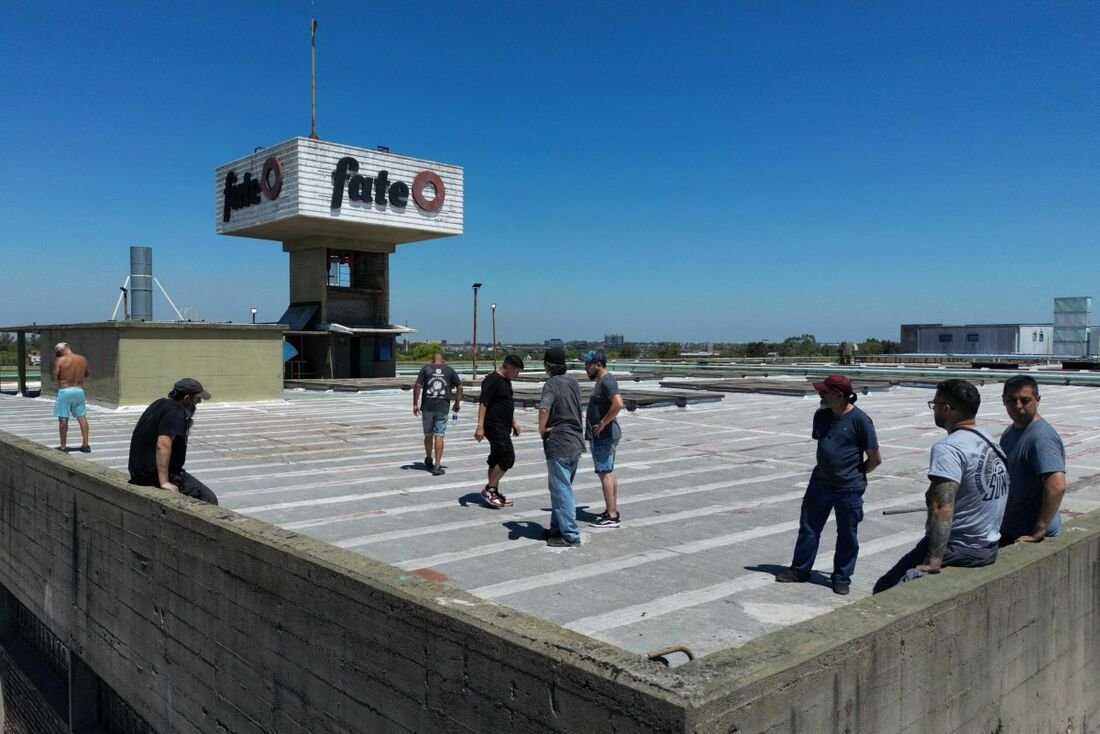 A Fate, maior fábrica de pneus da Argentina, fecha suas operações em Buenos Aires, afetando mais de 900 empregos.