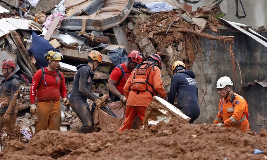 Bombeiros trabalham nos escombros provocados pelas chuvas em Minas Gerais nos útimos dias Bombeiros trabalham nos escombros provocados pelas chuvas em Minas Gerais nos útimos dias