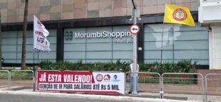 Comerciáiros realizam ato pelo primeiro salário sem desconto de IR no Morumbi Shopping