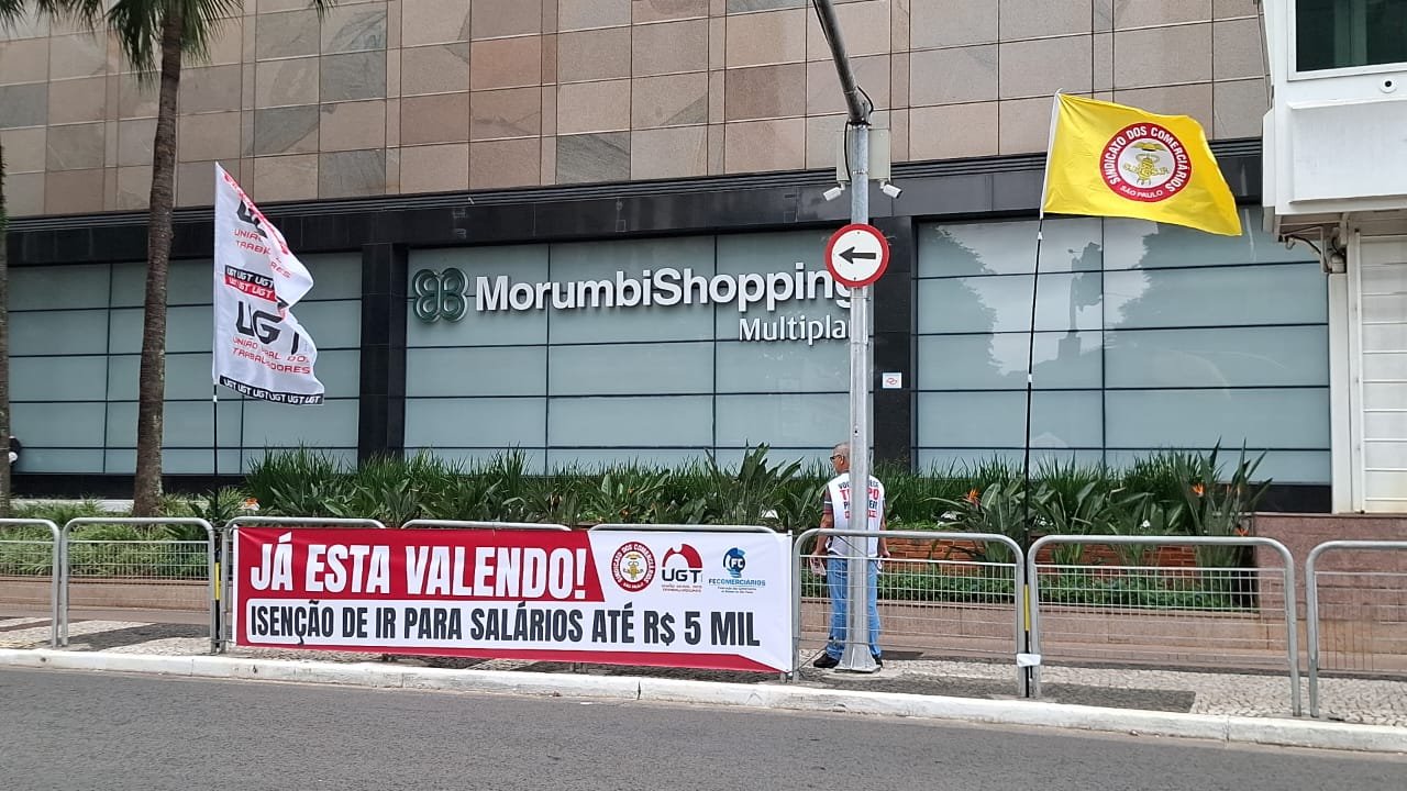 Comerciáiros realizam ato pelo primeiro salário sem desconto de IR no Morumbi Shopping Comerciáiros realizam ato pelo primeiro salário sem desconto de IR no Morumbi Shopping