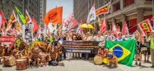 Ato contra a escala 6×1 e pela redução da jornada reúne centrais sindicais e movimentos sociais na Esquina Democrática, em Porto Alegre