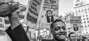 Jesse Jackson marchando com trabalhadores de hotéis em greve em São Francisco, em 2004. Foto: David Bacon