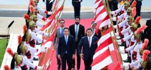 O presidente do Senado Federal, senador Davi Alcolumbre (União-AP), e o presidente da Câmara dos Deputados, deputado Hugo Motta (Republicanos-PB), caminham pela rampa do Congresso junto aos secretários-gerais e diretores-gerais das Casas na abertura do ano legislativo de 2025. Foto: Pedro França/Agência Senado