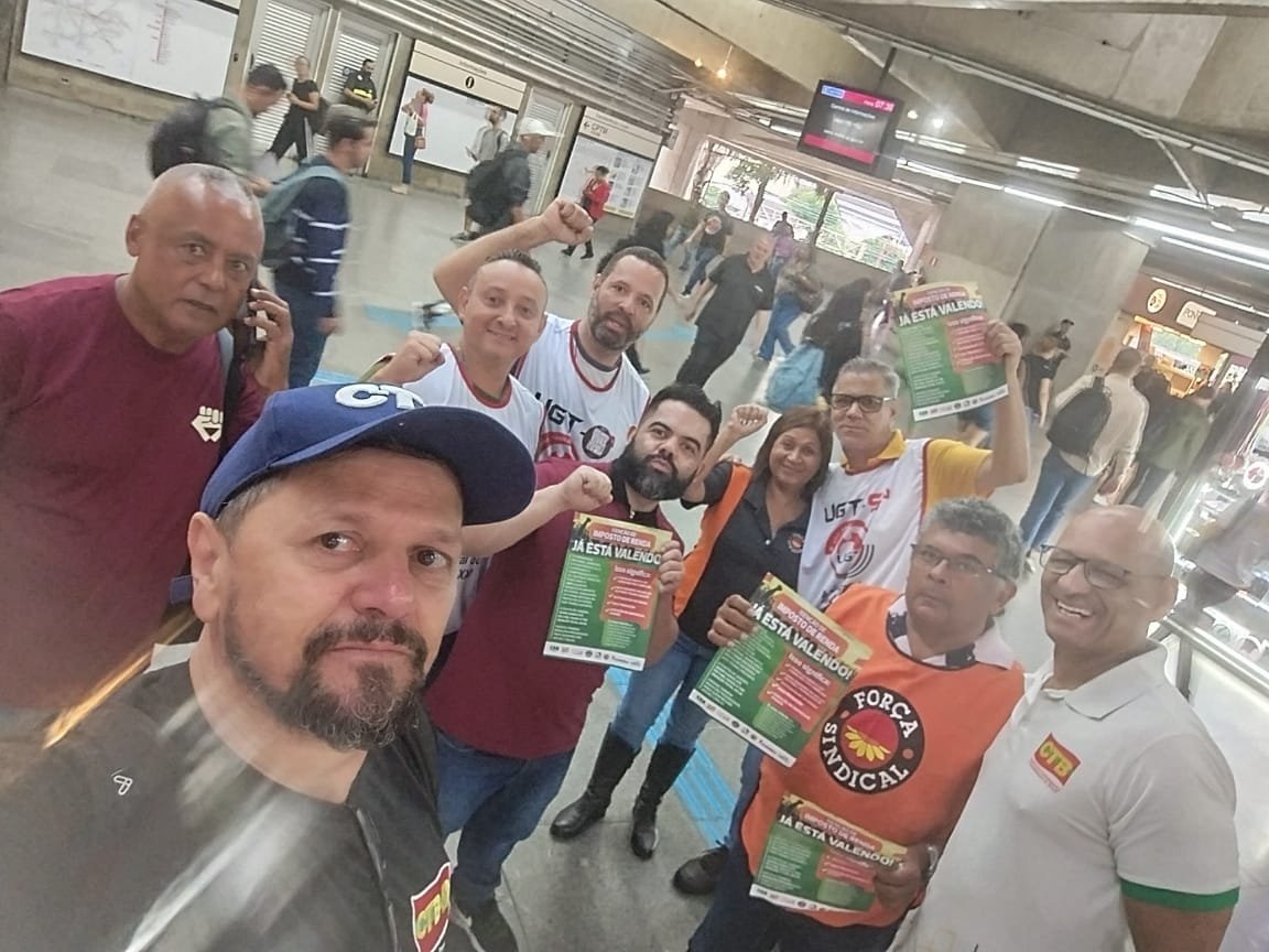 Renê Vicente, presidente da CTB estadual-SP com ativistas da central, da Força Sindical e da UGT na estação Barra Funda 