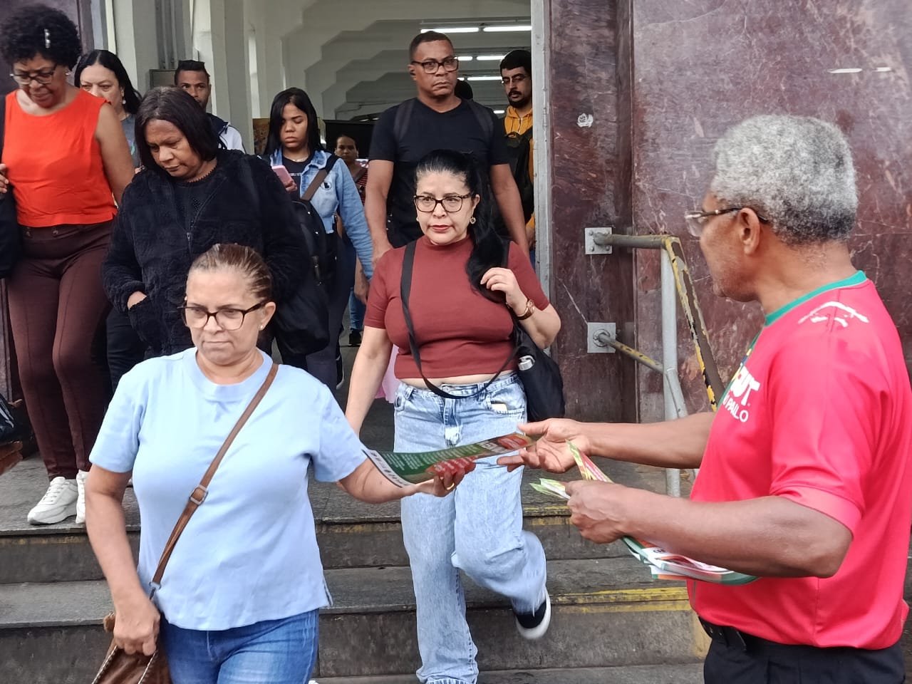 Na estação Brás, panfletagem ressalta conquista da isenção do IR