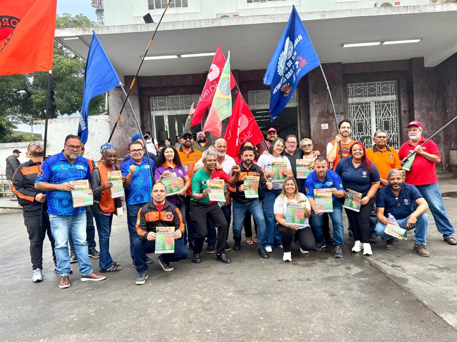 Ativistas das centrais CUT e Força Sindical na estação Brás