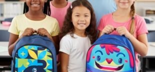 Confira como os comerciários estão se preparando para a volta às aulas com materiais de qualidade e mochilas personalizadas.