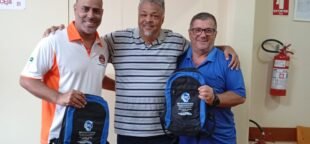 Sindicato doa 300 mochilas ao CEJA em São Carlos